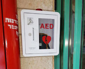 Zakrzywiony narożny defibrylator AED Skrzynka naścienna Wysokie bezpieczeństwo dla wnętrz