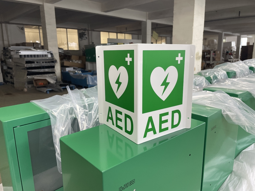 Biały znak ścienny AED Zielony plastikowy defibrylator Znak AED V Niestandardowy aluminiowy znak AED