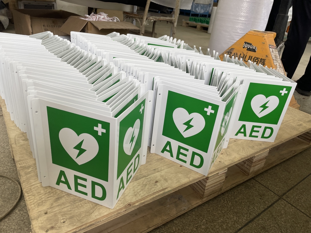 Biały znak ścienny AED Zielony plastikowy defibrylator Znak AED V Niestandardowy aluminiowy znak AED