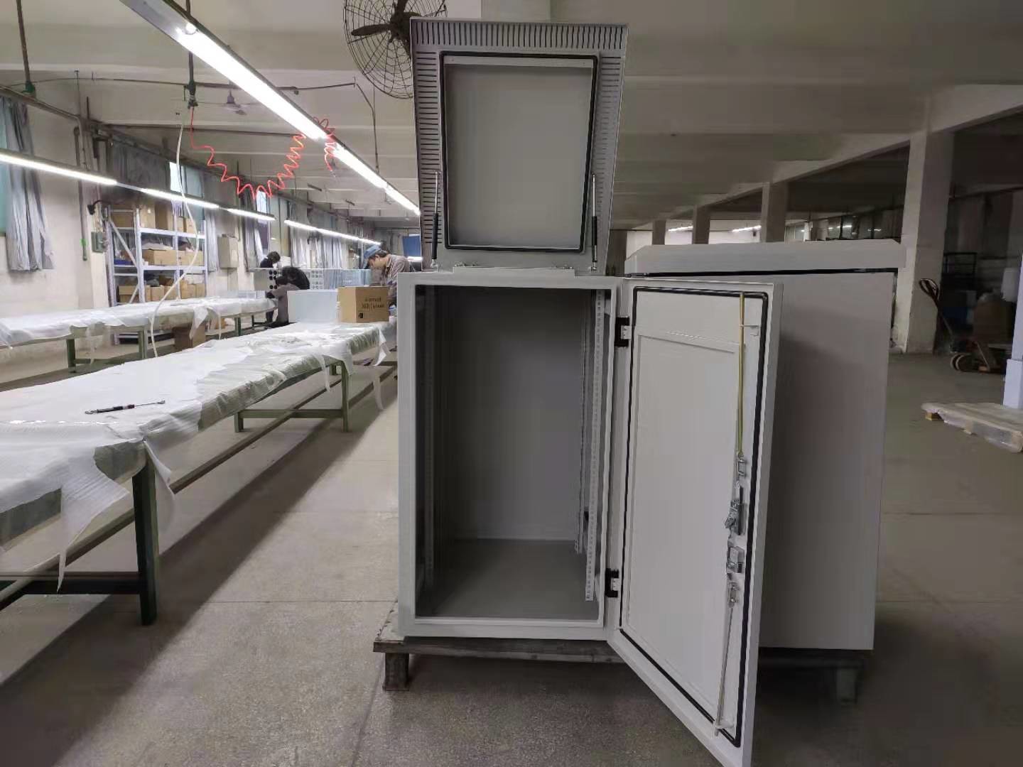 Zewnętrzna szafka sieciowa, szara, odporna na korozję szafka centrum danych
